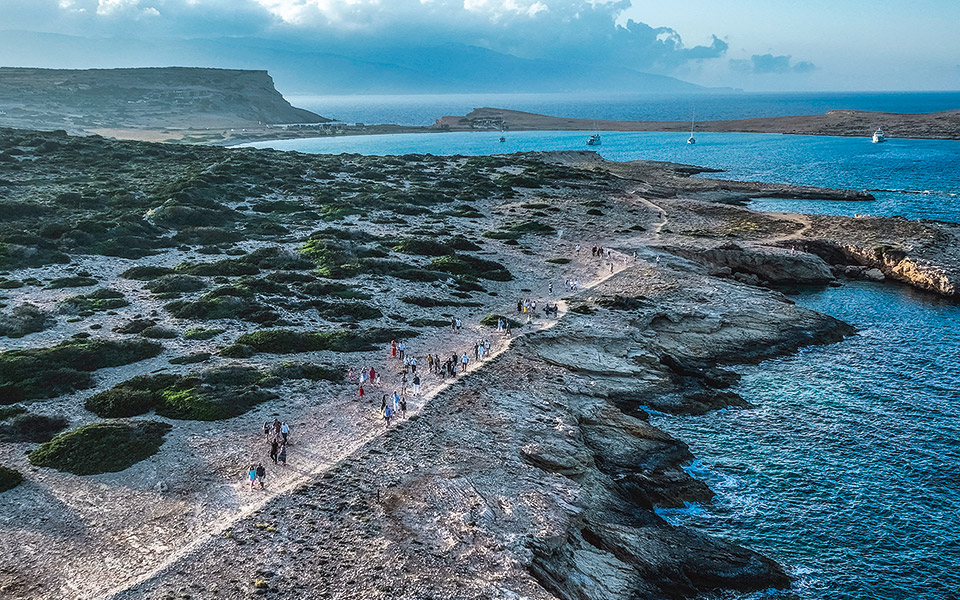 big-blue-dot-μια-έκθεση-κυνήγι-θησαυρού-στο-κουφ-561939907