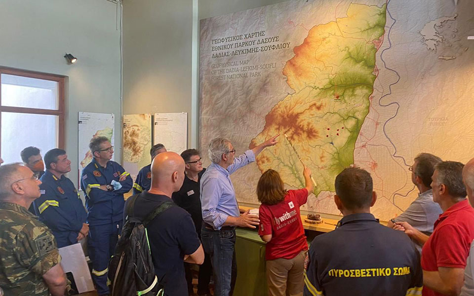 Πυρκαγιές: Πού υπάρχουν ενεργά μέτωπα – Αντιπυρικές ζώνες στη Δαδιά, συνεχίζεται η μάχη με τη φωτιά στη Λέσβο-1