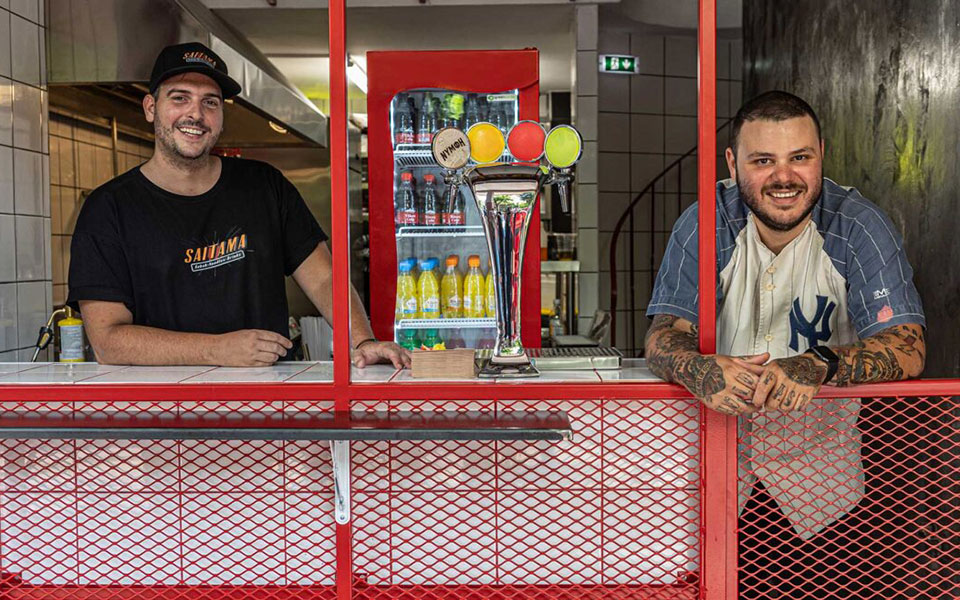 ένα-μαγαζί-στον-κεραμεικό-σερβίρει-νο-561962290