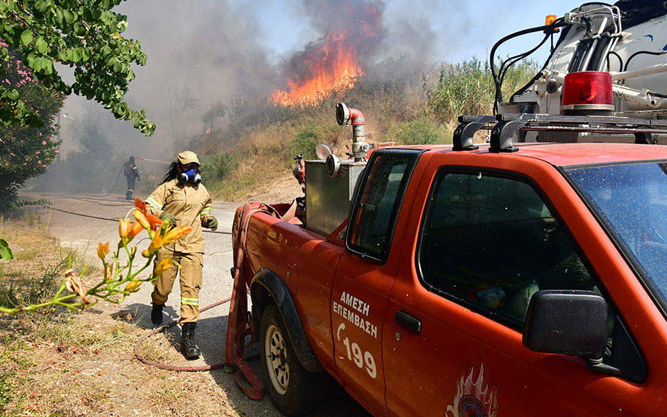 βελτιωμένη-η-εικόνα-από-τη-φωτιά-στο-άγ-561941413