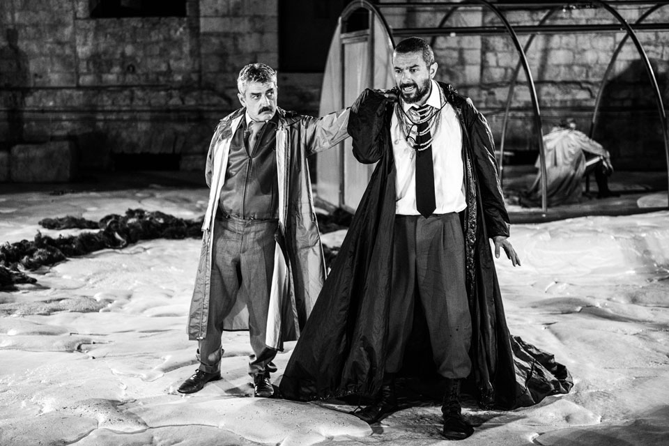 «Ζούμε σαν ζόμπι ελπίζοντας»-2