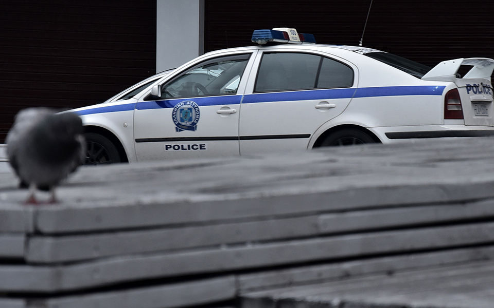 χειροπέδες-σε-36χρονη-που-κλείδωσε-τα-πα-561963634