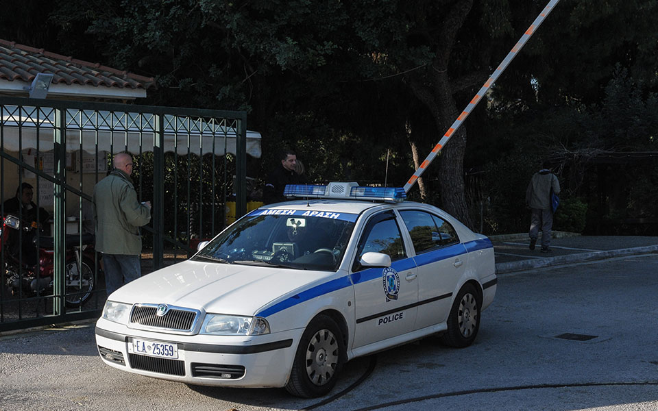 χειροπέδες-σε-ασφαλιστή-που-υπεξαίρε-561975457