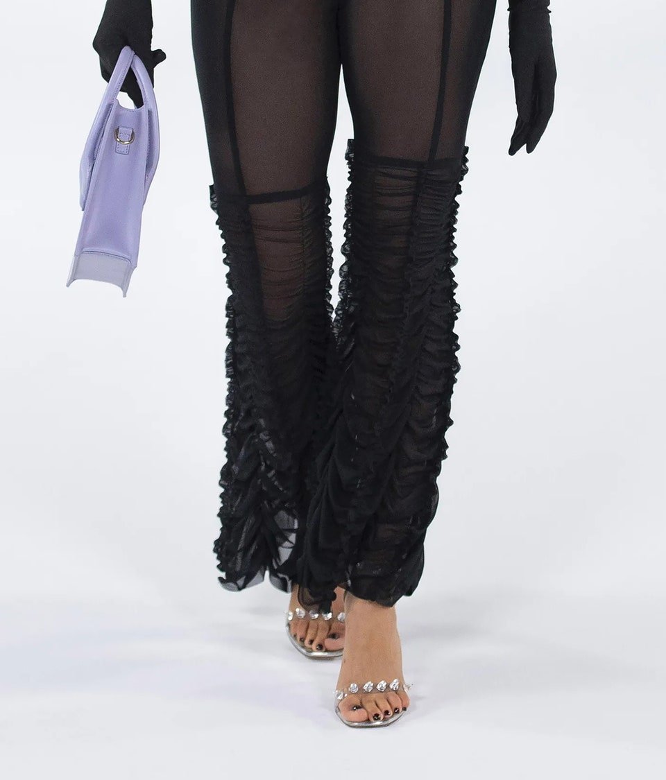 Πεντικιούρ: 5 σκούρα χρώματα που είναι τάση το καλοκαίρι-4