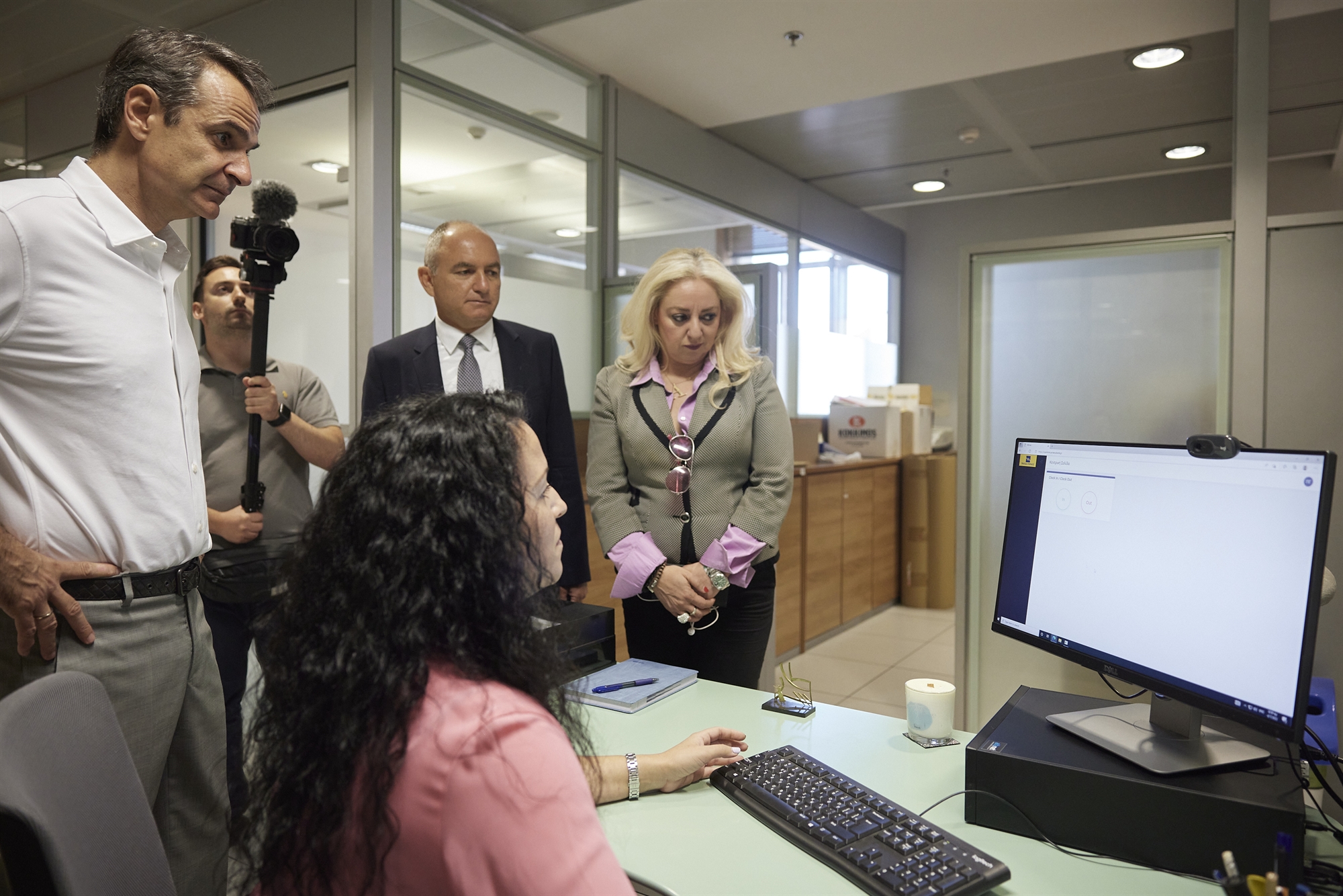 ψηφιακή-κάρτα-εργασίας-ασπίδα-προστα-561940732