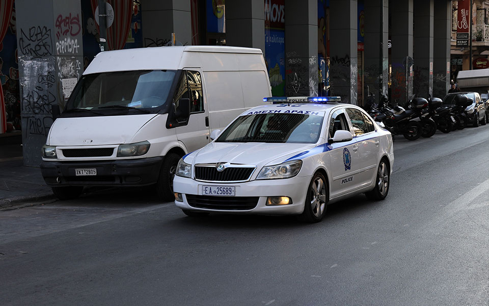 βέροια-χειροπέδες-σε-άνδρα-που-ακολού-561945190