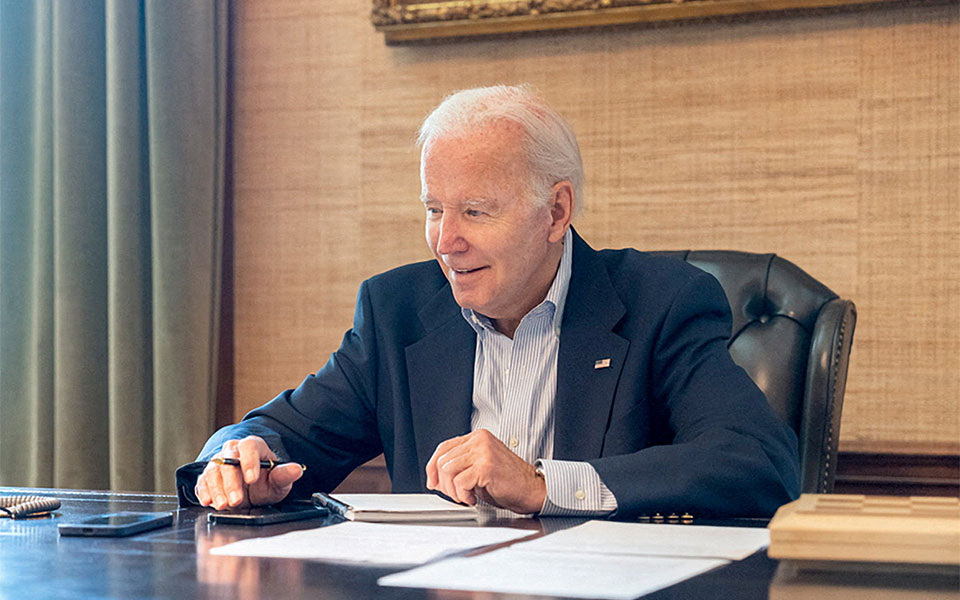 μπάιντεν-παραμένει-θετικός-στην-covid-μπ-561974377