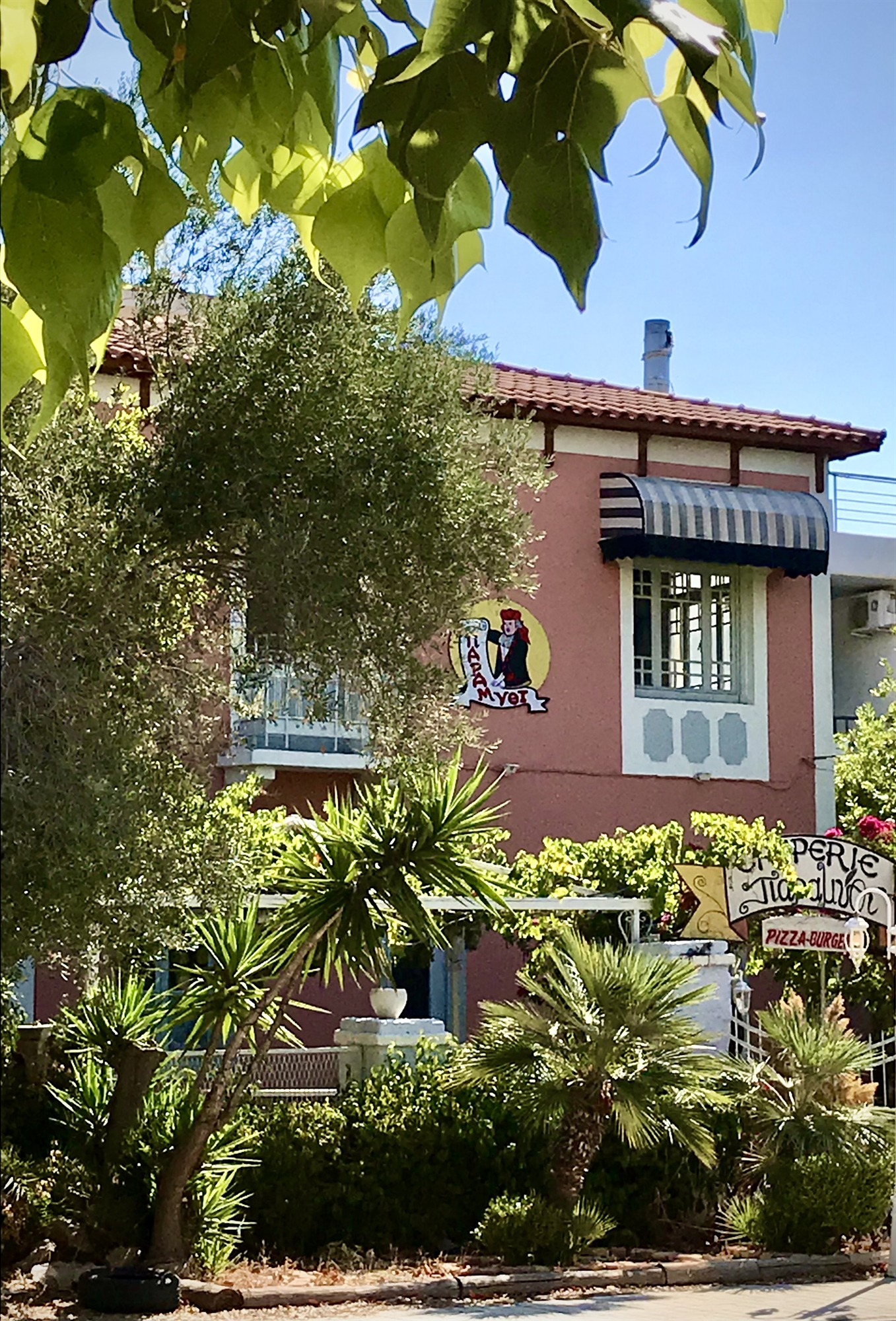 απόηχος-της-παλιάς-καλοκαιρινής-γλυφ-561938392