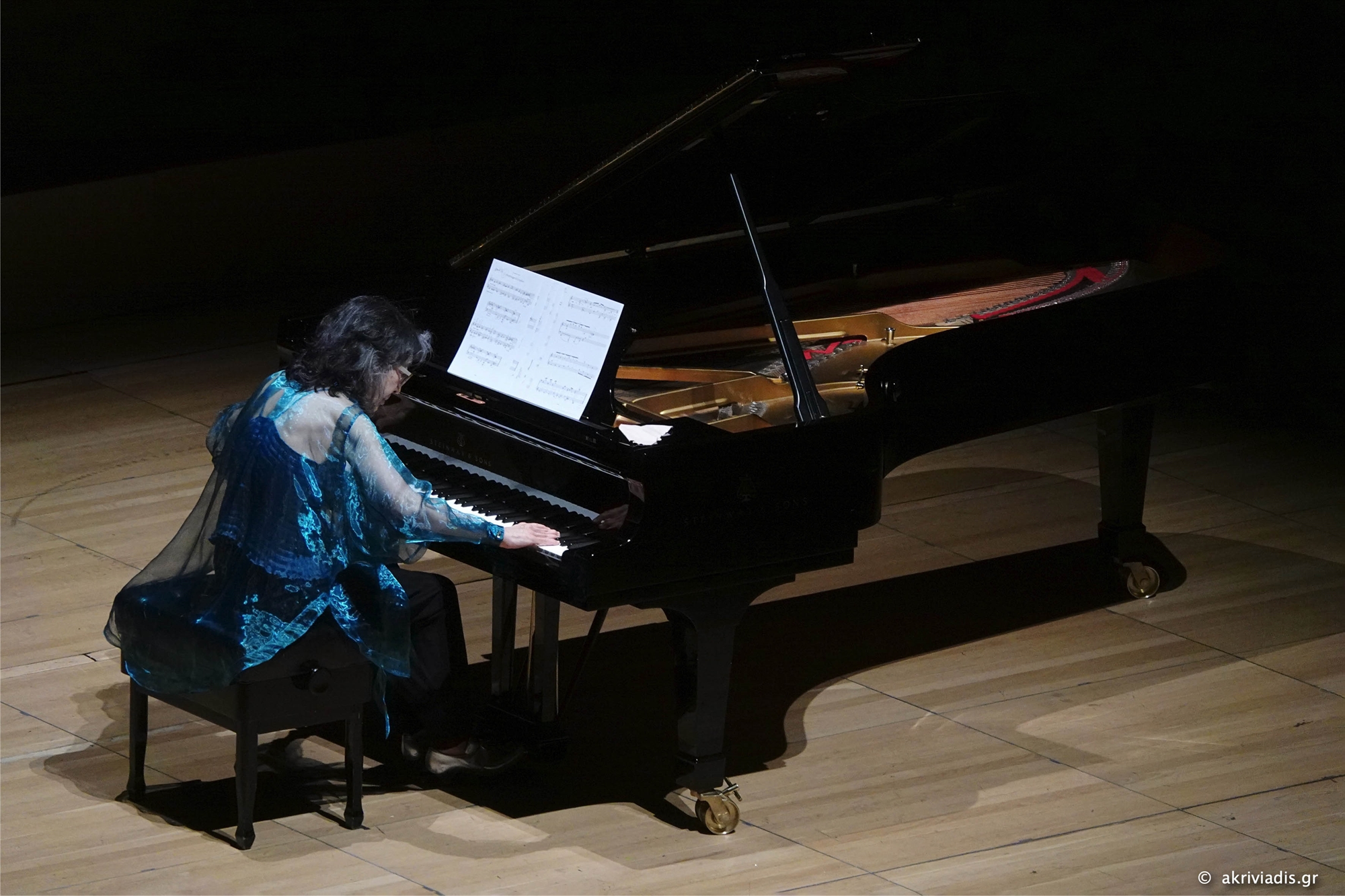 η-μιτσούκο-ουτσίντα-και-ο-καθρέπτης-τη-561938482