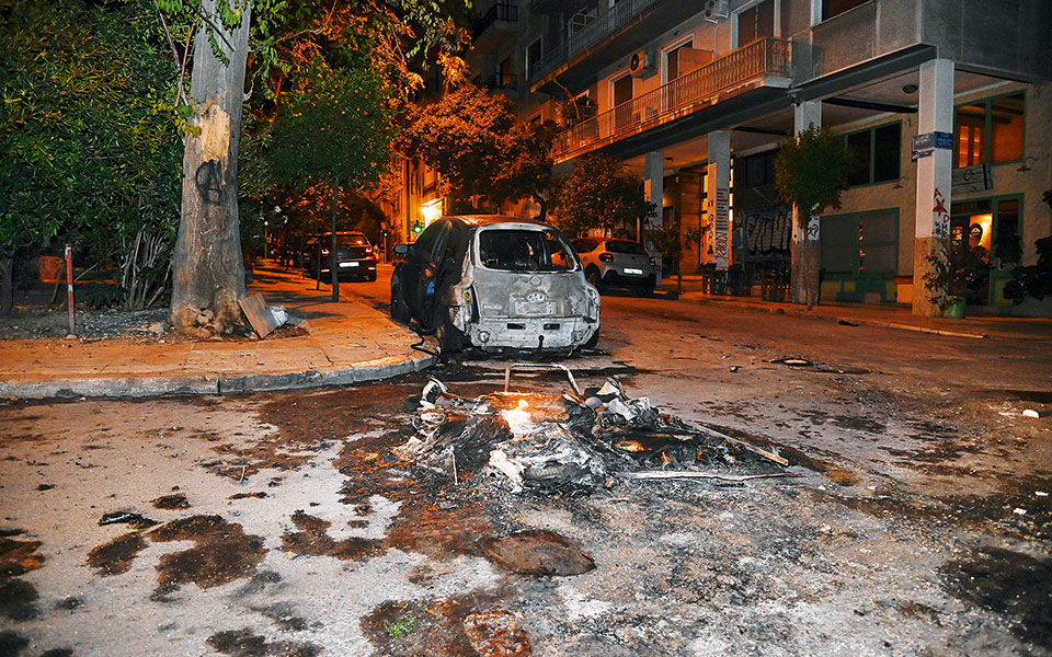 μαύρο-μπλοκ-και-στο-βάθος-τοξοβόλος-561945088