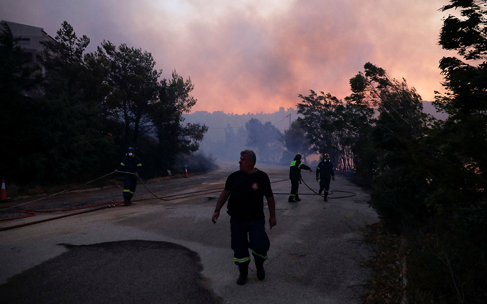 φωτιά-υπό-έλεγχο-η-πυρκαγιά-στα-μέγαρα-561966175