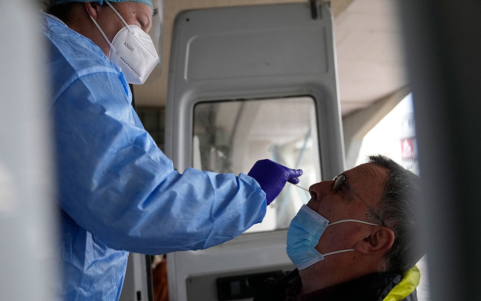 κορωνοϊός-18-948-κρούσματα-σήμερα-22-θάνατο-561947551