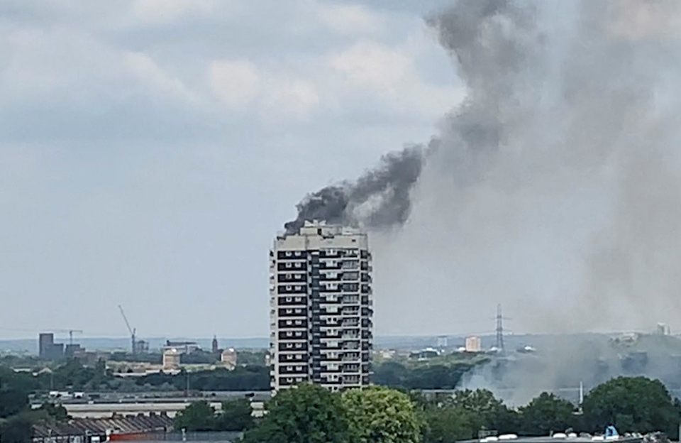 βρετανία-φωτιά-σε-ουρανοξύστη-στο-ανα-561966097