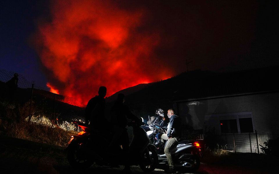 λέκκας-στην-κ-για-φωτιά-στην-πεντέλη-561964252
