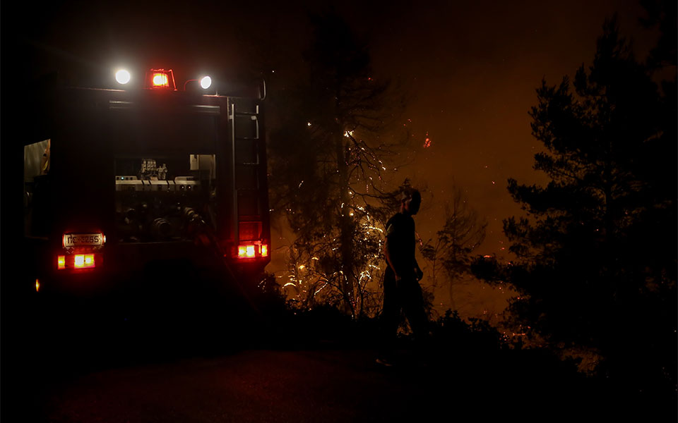 υπό-μερικό-έλεγχο-η-φωτιά-στην-ωλένη-το-561955072