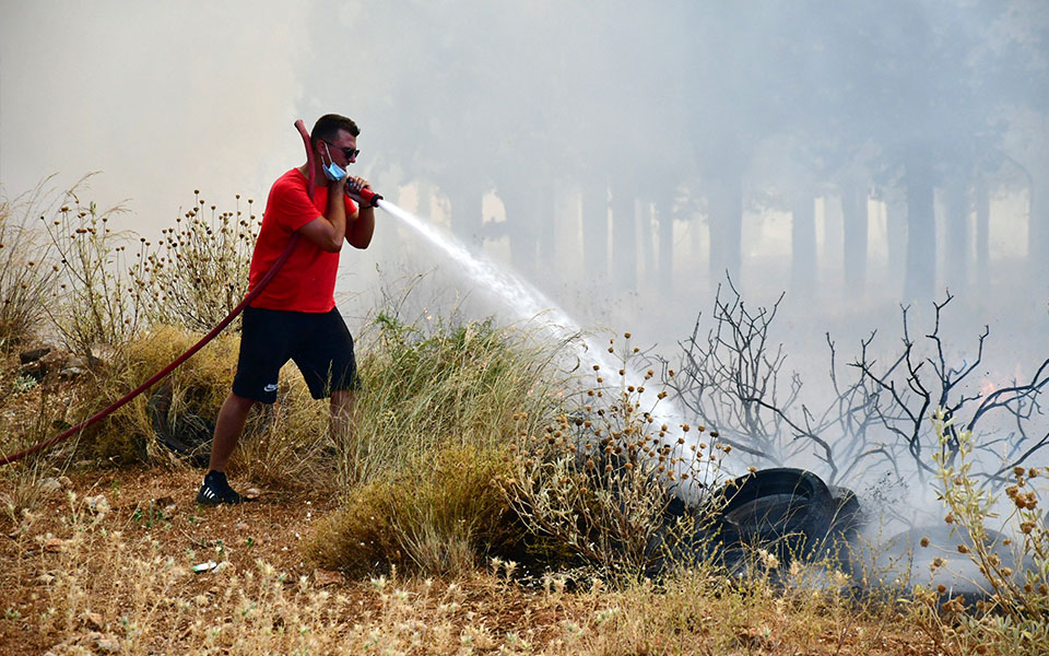 υπό-μερικό-έλεγχο-η-φωτιά-στο-στεφάνι-κ-561972745