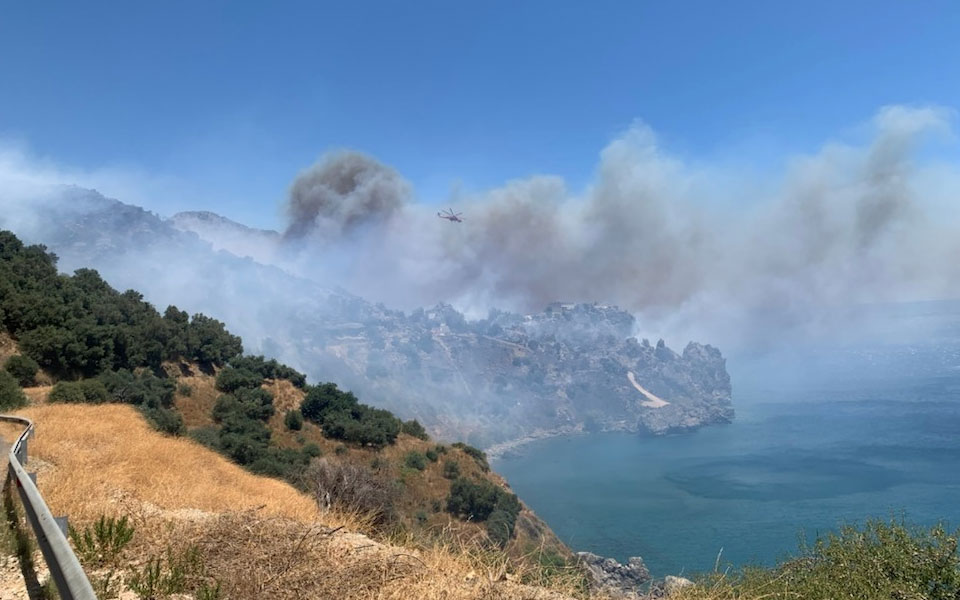 κρήτη-σε-ύφεση-η-πυρκαγιά-στο-ροδάκινο-561939196
