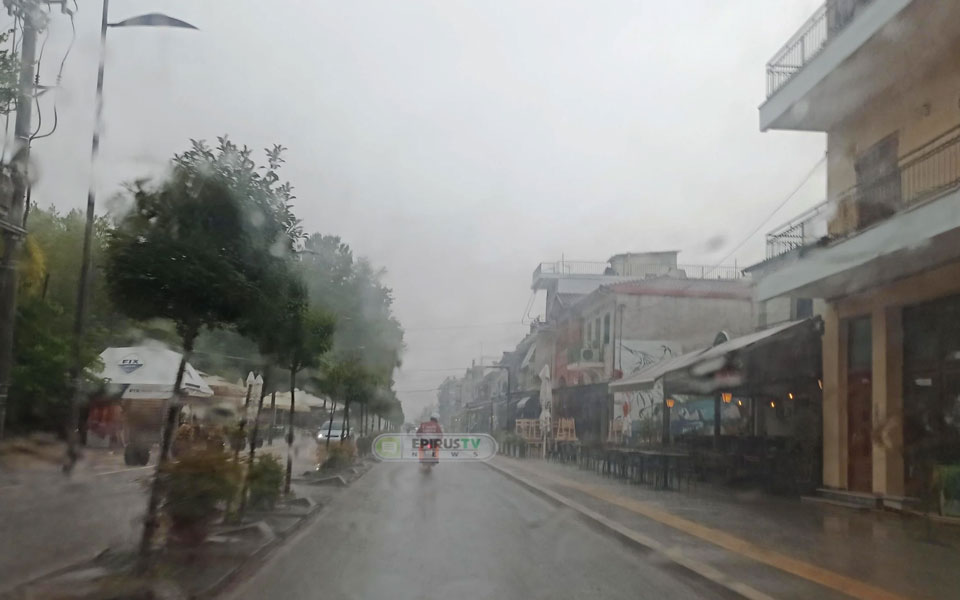 ισχυρό-μπουρίνι-στα-ιωάννινα-πτώσεις-561978352