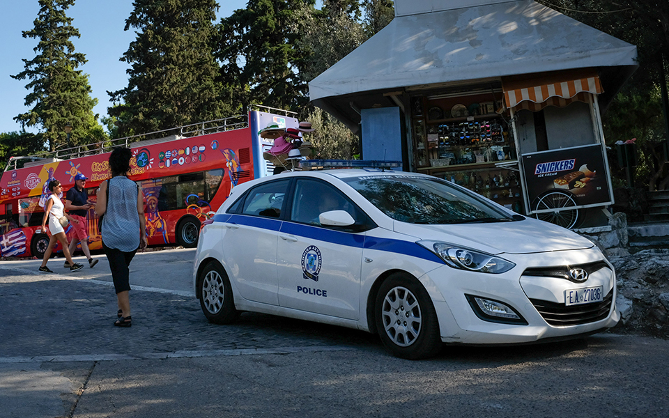 χειροπέδες-σε-γυναίκα-που-είχε-καταδι-561958120