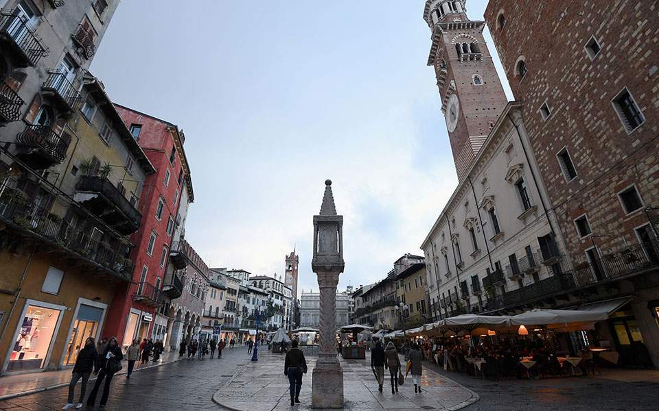 από-το-μαστίγιο-της-τρόικας-στο-καρότο-561968725