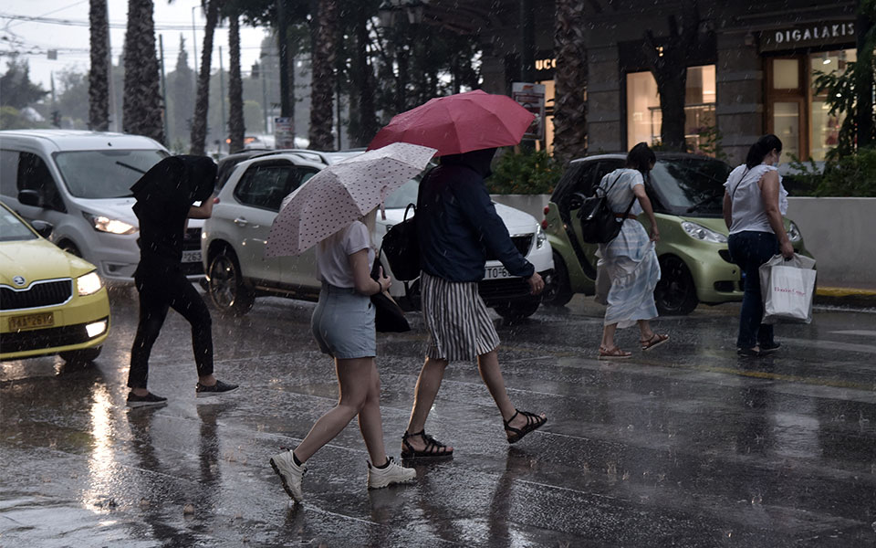 καιρός-ζέστη-με-βροχές-και-καταιγίδες-561976756