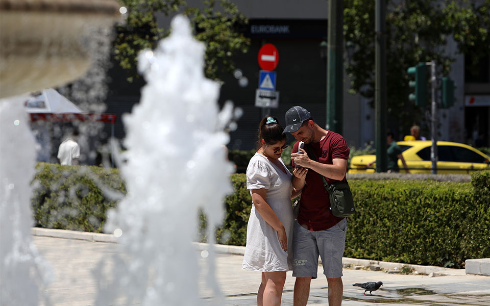 καιρός-συνεχίζεται-ο-καύσωνας-με-40αρια-561975106