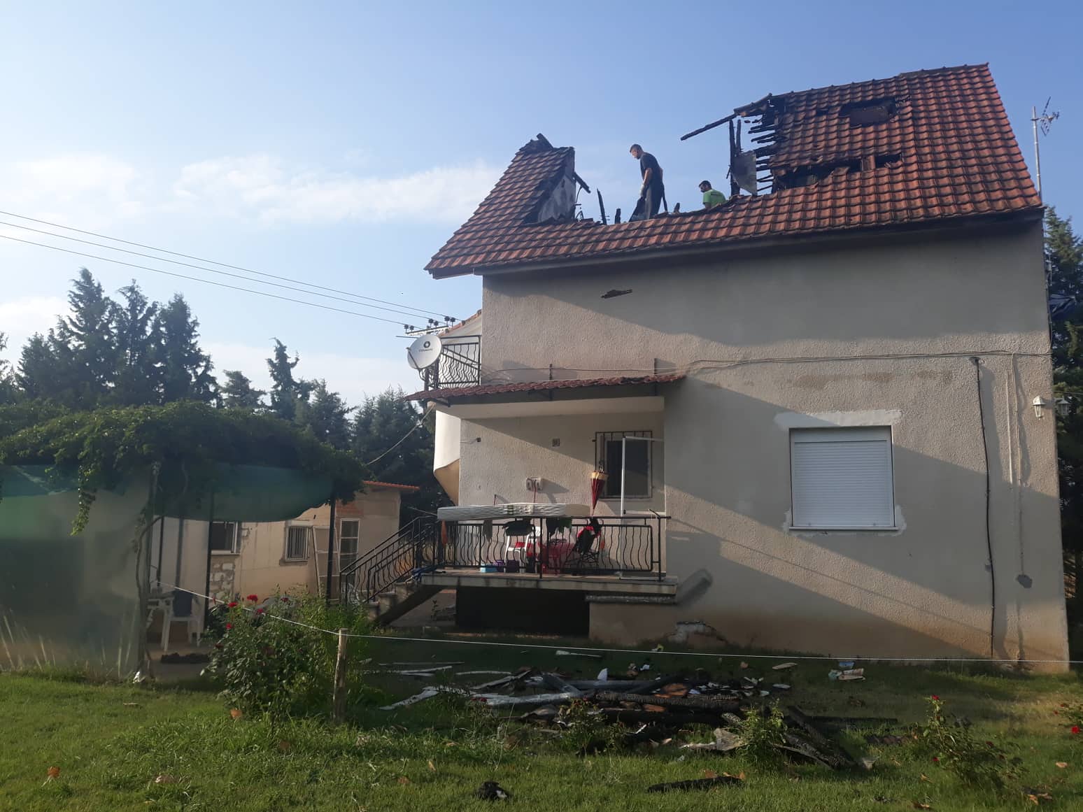 Λάρισα: Κεραυνός έπεσε σε σπίτι και άνοιξε τρύπα στα κεραμίδια (εικόνες)-1