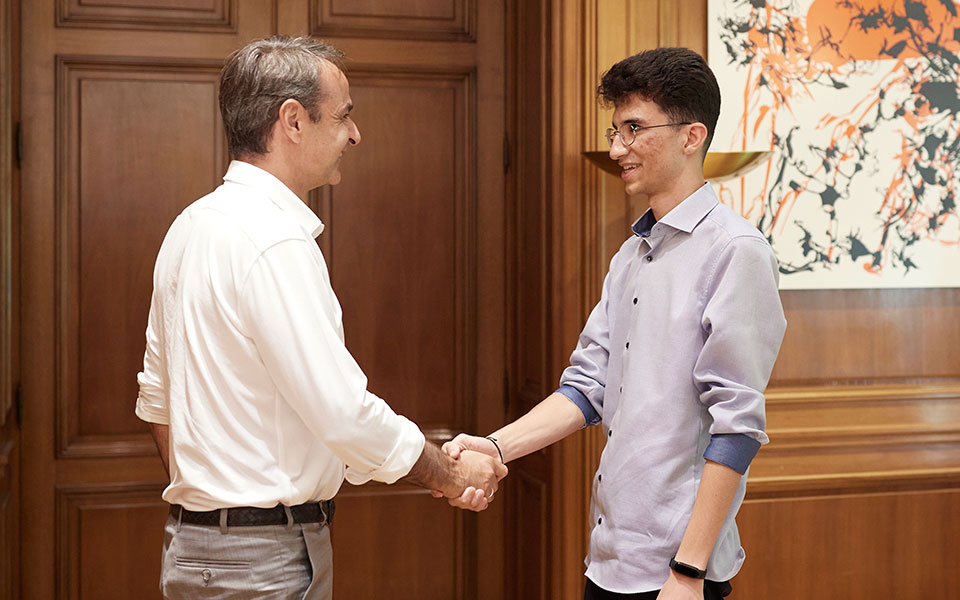 ο-19χρονος-κουρός-στο-μαξίμου-τι-του-εί-561940393