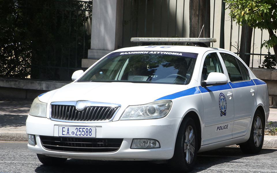 χειροπέδες-σε-42χρονο-για-ληστεία-σε-βάρ-561961480