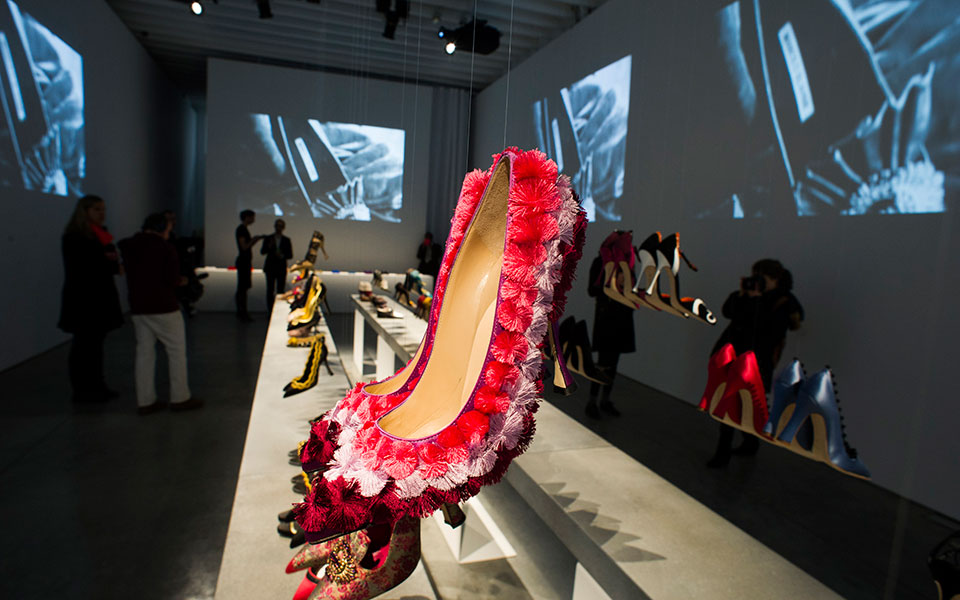 μόνο-αυθεντικά-manolo-blahnik-στην-αγορά-της-κίν-561970042