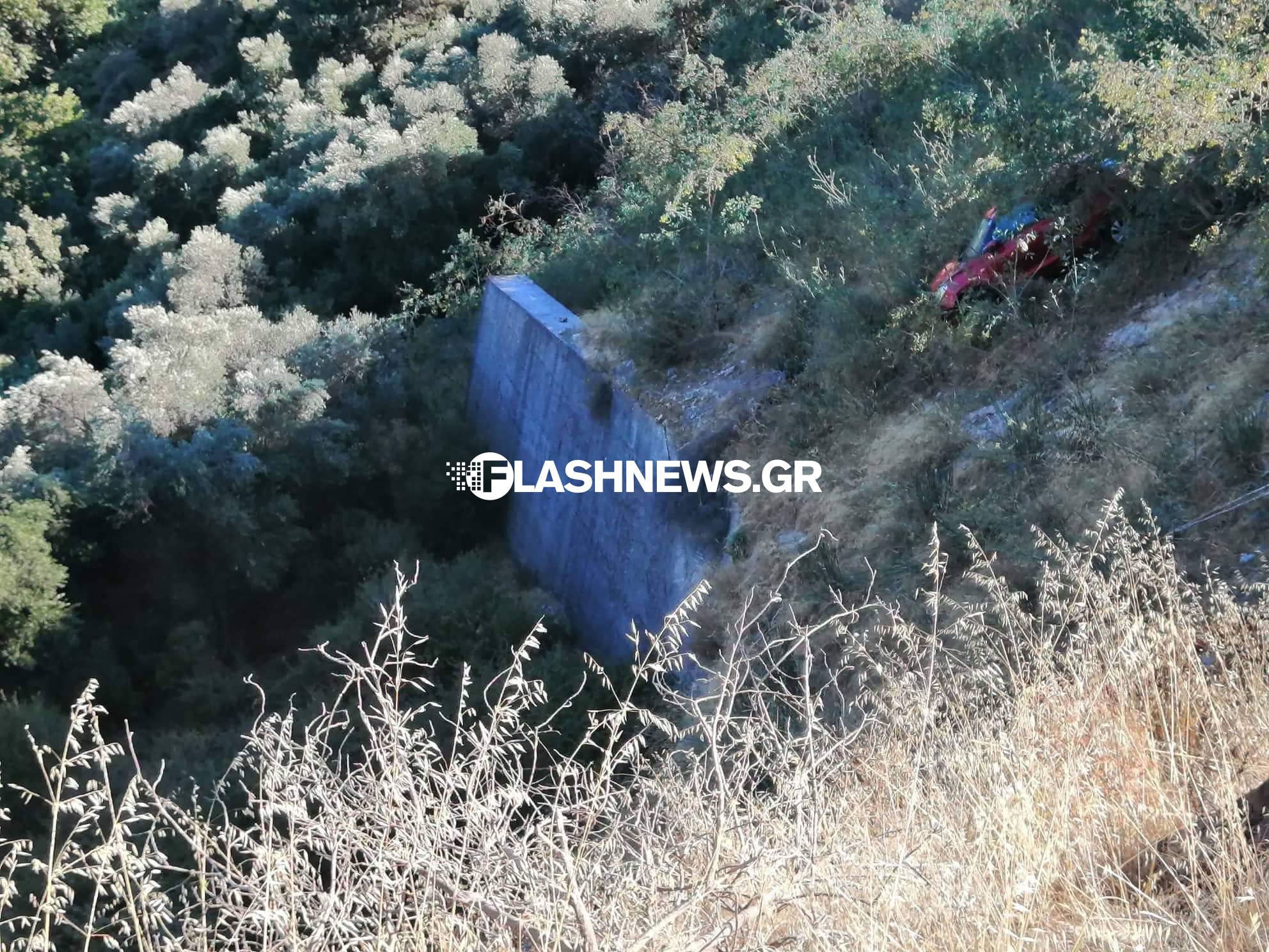 Σοβαρό τροχαίο στα Χανιά: Τουρίστες έπεσαν με αυτοκίνητο σε γκρεμό (εικόνες)-1