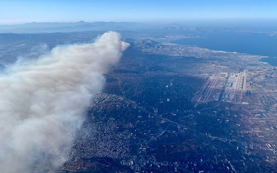 Νύχτα αγωνίας στην Πεντέλη – Σκληρή μάχη με τα πύρινα μέτωπα-4