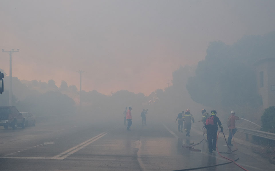 προσαγωγή-πέντε-ατόμων-για-τη-φωτιά-στ-561977368