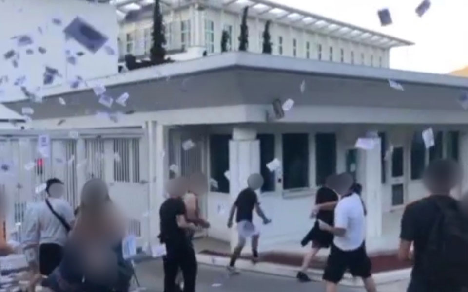 ρουβίκωνας-επίθεση-στην-πρεσβεία-των-561939625