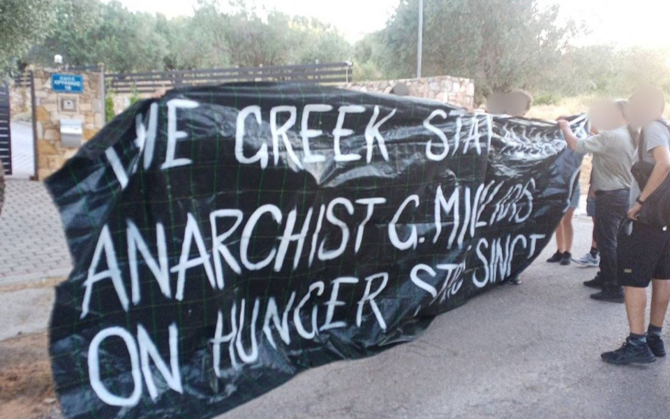 ρουβίκωνας-σήκωσαν-πανό-έξω-από-το-σ-561978289