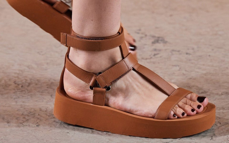 πεντικιούρ-5-σκούρα-χρώματα-που-είναι-τ-561947071