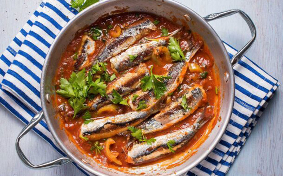σαρδέλες-με-κόκκινη-σάλτσα-καυτερής-π-561940336