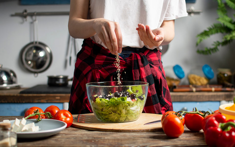 η-προσθήκη-αλατιού-σε-ήδη-μαγειρεμένο-561952876