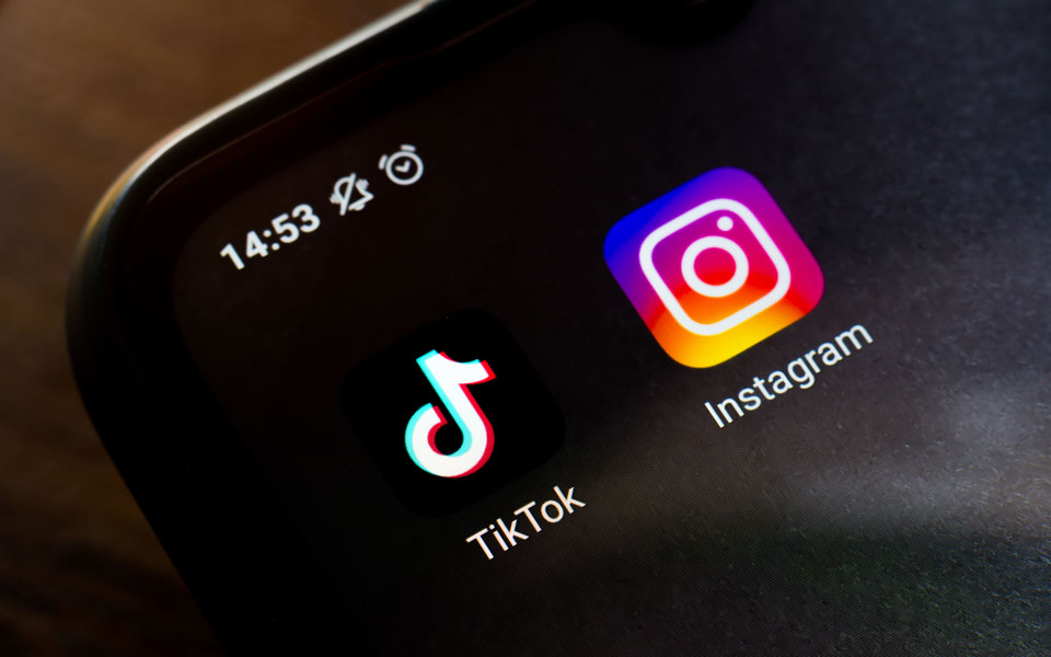 οι-έφηβοι-ενημερώνονται-κυρίως-από-το-ti-561967378