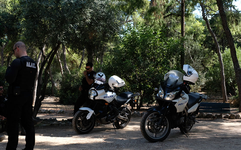 χειροπέδες-σε-40-άτομα-για-κλοπή-ηλεκτρι-561940087