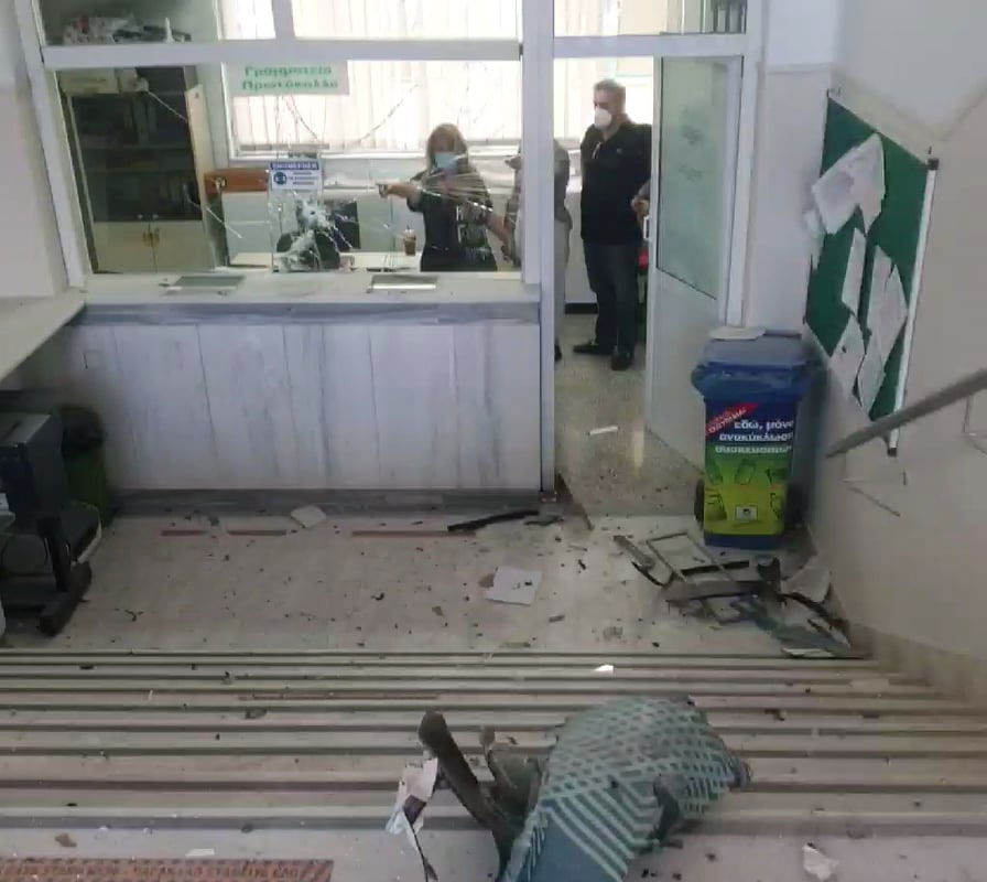 Μεγάλες ζημιές στο Σισμανόγλειο από την έκρηξη στο ΑΤΜ (εικόνες)-1