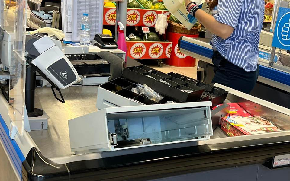 ένοπλη-ληστεία-σε-supermarket-στη-γλυφάδα-mία-σ-561978700