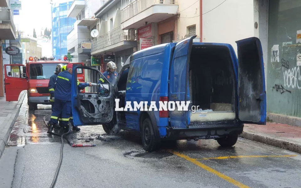 λαμία-βανάκι-άρπαξε-φωτιά-στο-κέντρο-τ-561939079