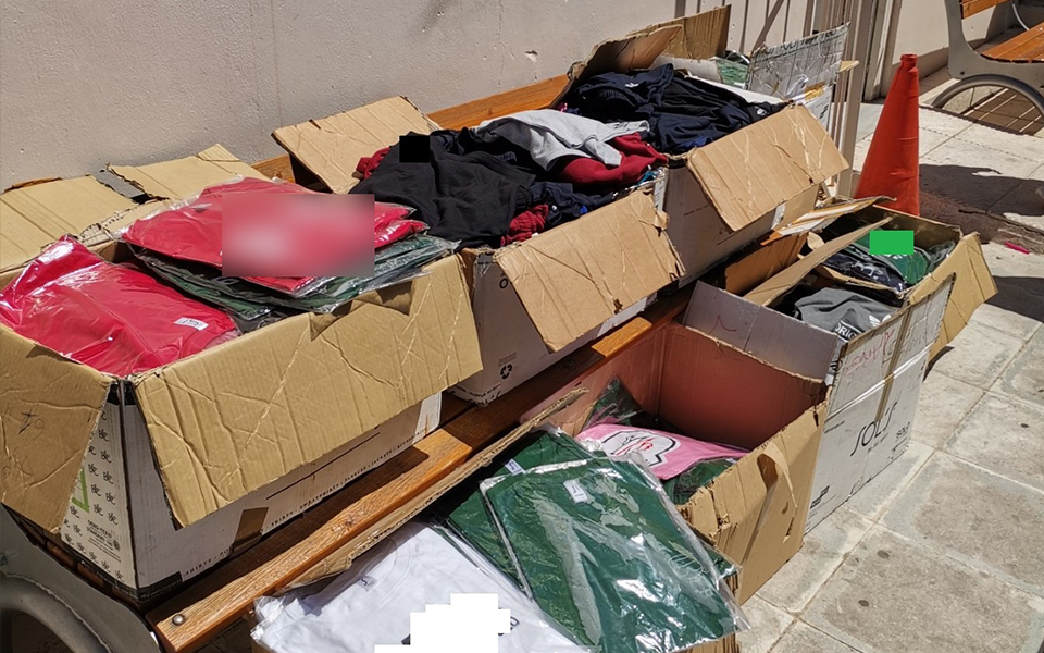 χαλάνδρι-χειροπέδες-σε-δύο-άτομα-για-561960982