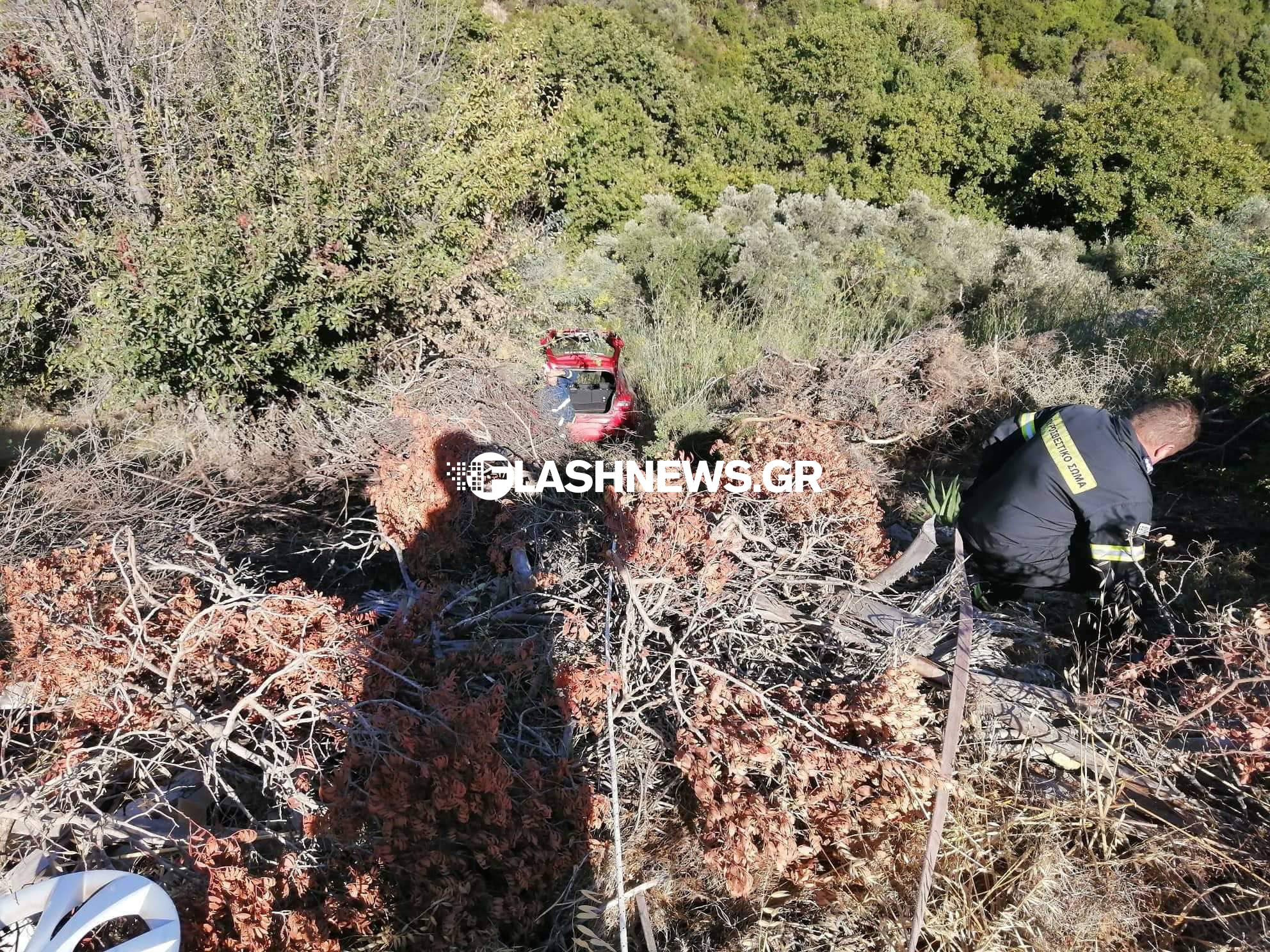 Σοβαρό τροχαίο στα Χανιά: Τουρίστες έπεσαν με αυτοκίνητο σε γκρεμό (εικόνες)-2