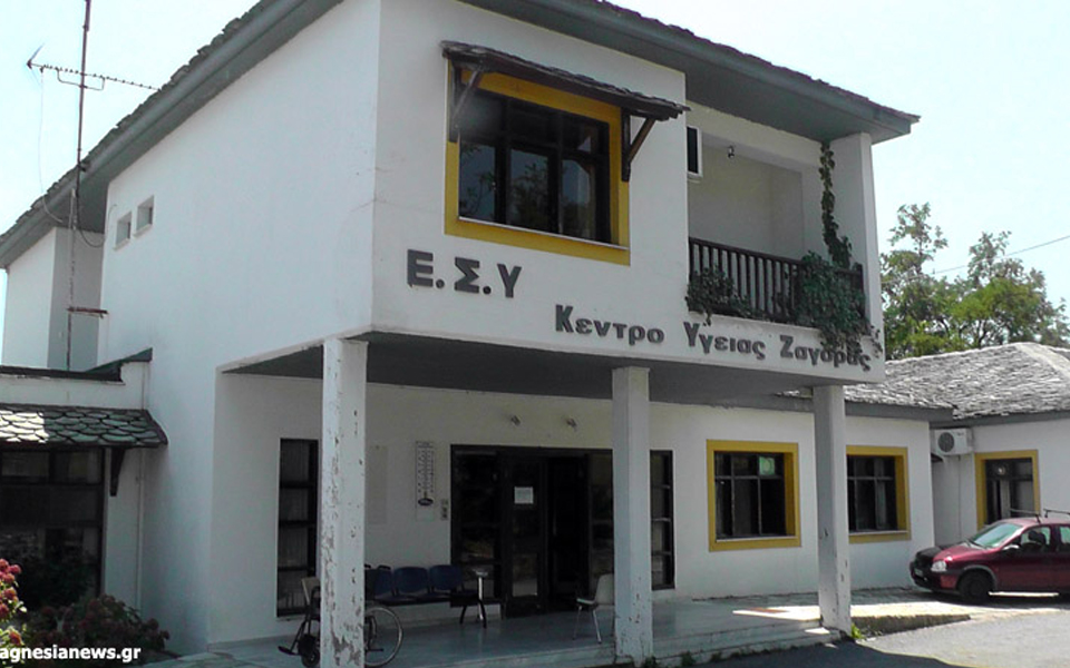 ζαγορά-μετέφεραν-γυναίκα-στην-καρότσ-561963406