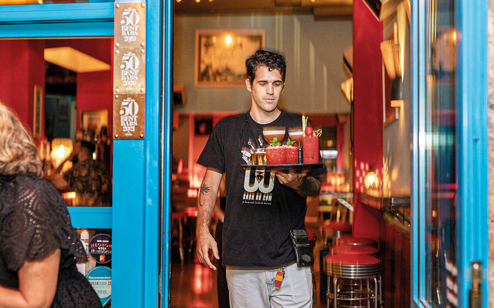 πάμε-για-ποτό-στο-κέντρο-της-πόλης-562010998