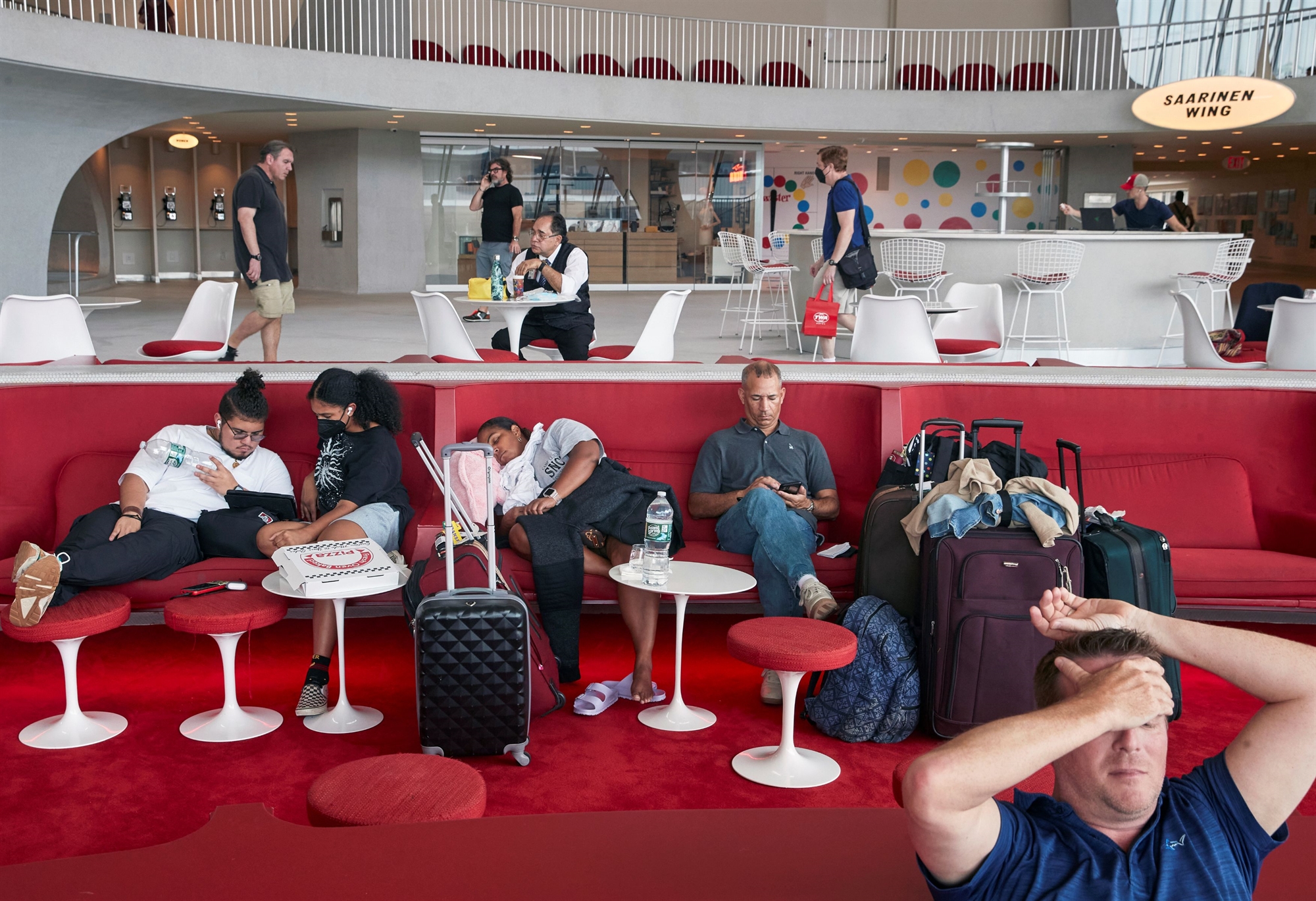 Αεροπορικές πτήσεις: Οι επιβάτες πέταξαν τα κοστούμια-2