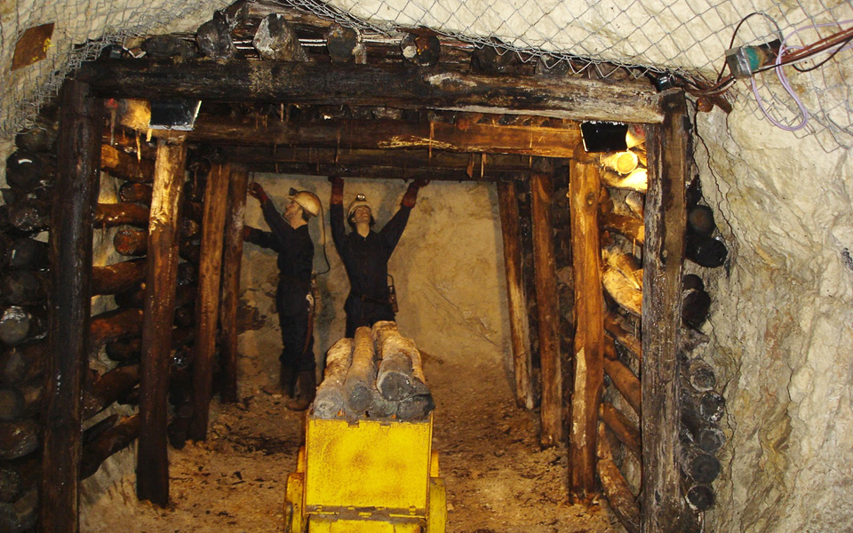 χρηματοδοτούν-εξορύξεις-στην-αφρική-562020697