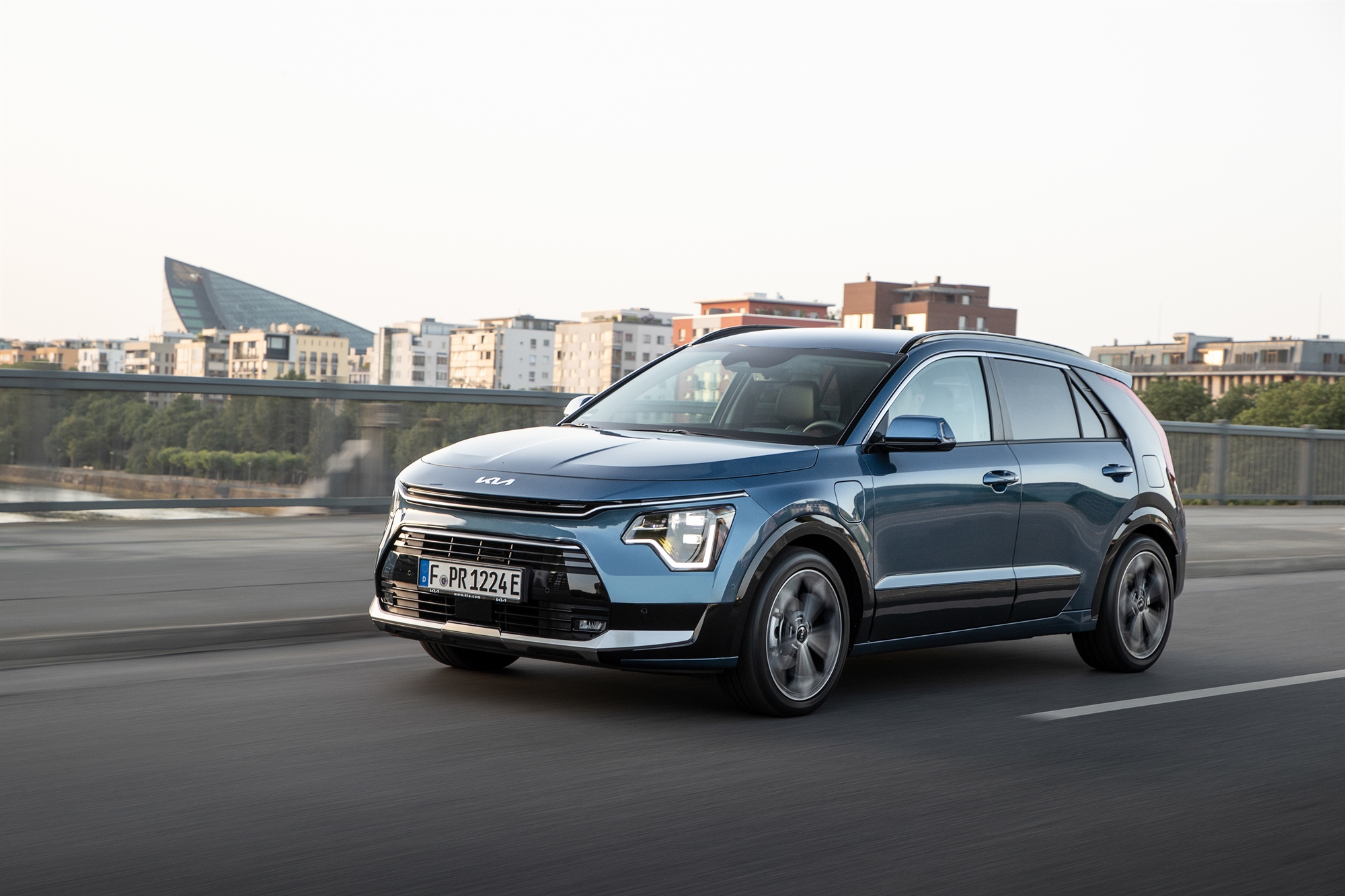 kia-niro-φιλικό-με-οδηγό-και-περιβάλλον-561989785